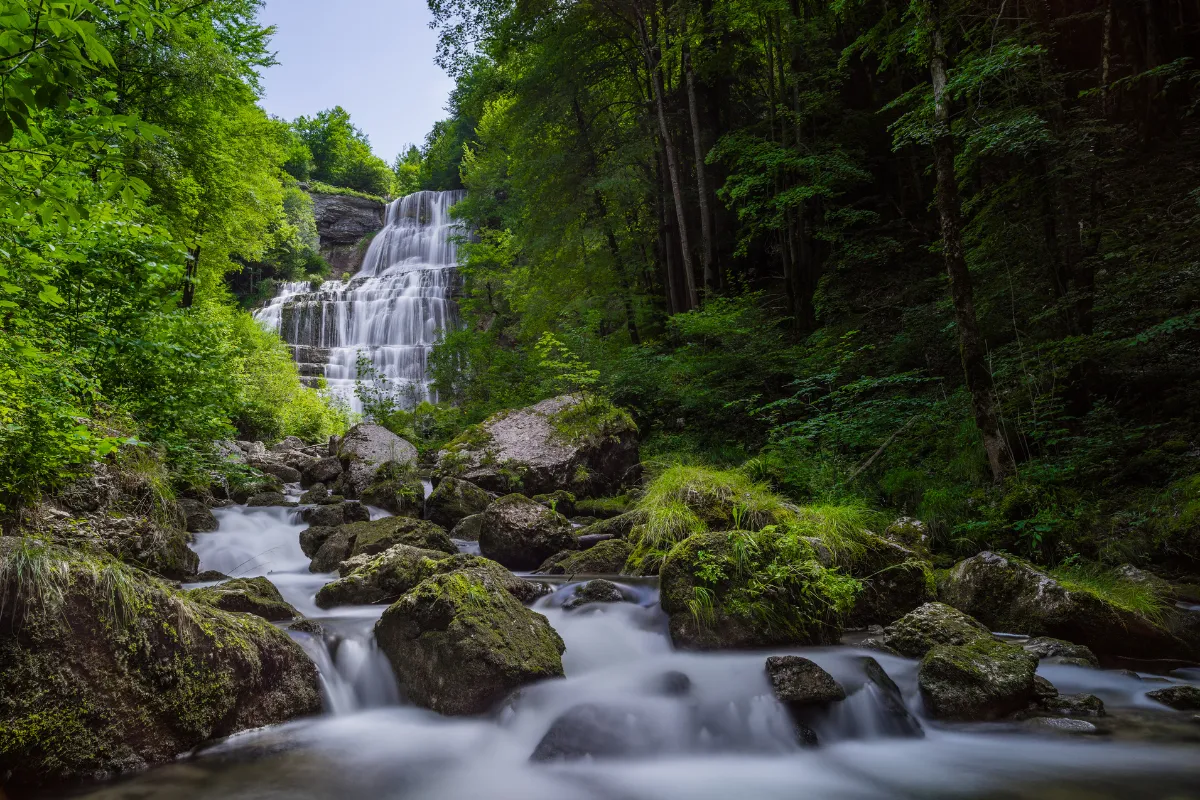 Lieu naturel emblématique dans le Jura, découvrez toute la beauté de ces cascades incroyables