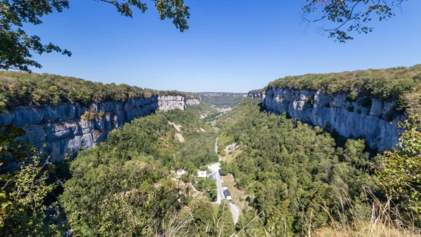 niche-dans-la-vallee-du-jura-ce-petit-village-fait-partie-des-plus-beaux-de-france-voici-ou-decouvrir-ce-joyau