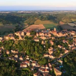 oubliez-carcassonne-decouvrez-ce-magnifique-village-medieval-en-occitanie-un-voyage-dans-le-temps-garanti-avec-son-architecture