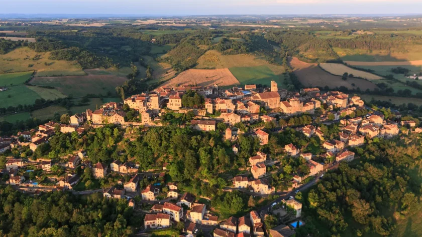 oubliez-carcassonne-decouvrez-ce-magnifique-village-medieval-en-occitanie-un-voyage-dans-le-temps-garanti-avec-son-architecture