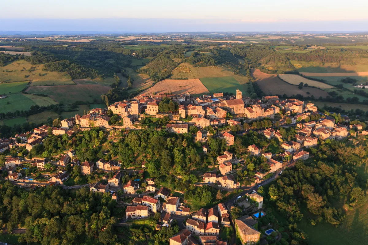 Oubliez Carcassonne, découvrez ce magnifique village médiéval en Occitanie : un voyage dans le temps garanti avec son architecture