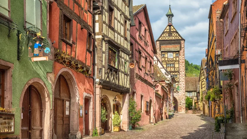 parmi-les-plus-beaux-villages-francais-cette-commune-est-encore-plus-incroyable-au-moment-des-fetes-decouvrez-la-magie-de-ce-lieu