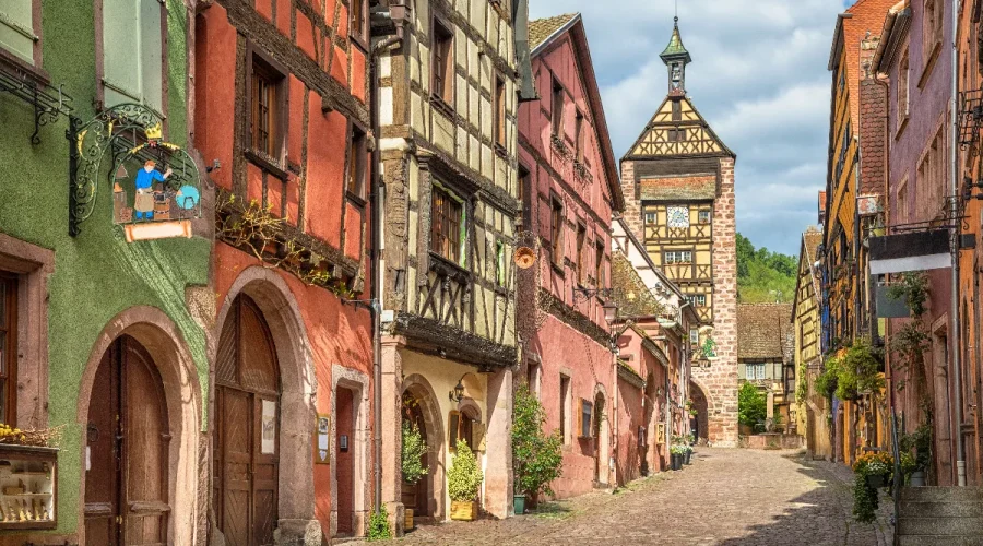 parmi-les-plus-beaux-villages-francais-cette-commune-est-encore-plus-incroyable-au-moment-des-fetes-decouvrez-la-magie-de-ce-lieu