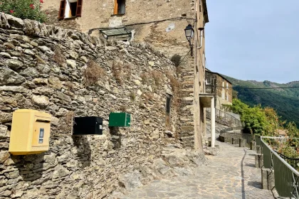 perche-sur-les-hauteurs-de-la-corse-ce-village-est-un-veritable-joyau-et-offre-des-paysages-naturels-a-couper-le-souffle
