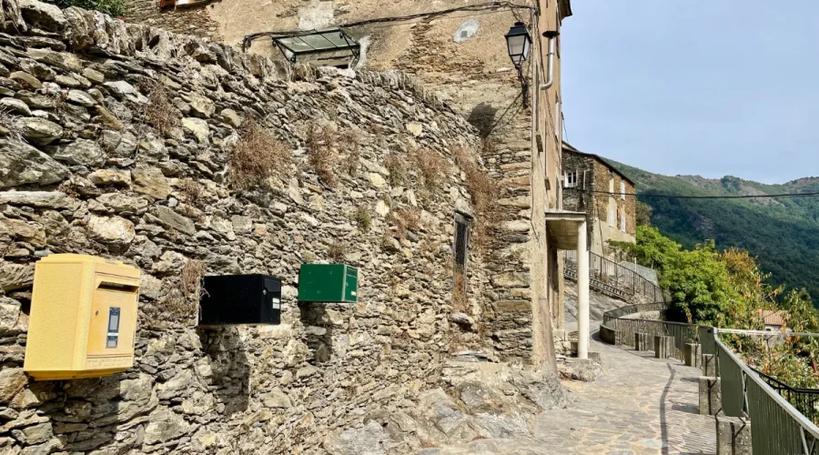 perche-sur-les-hauteurs-de-la-corse-ce-village-est-un-veritable-joyau-et-offre-des-paysages-naturels-a-couper-le-souffle