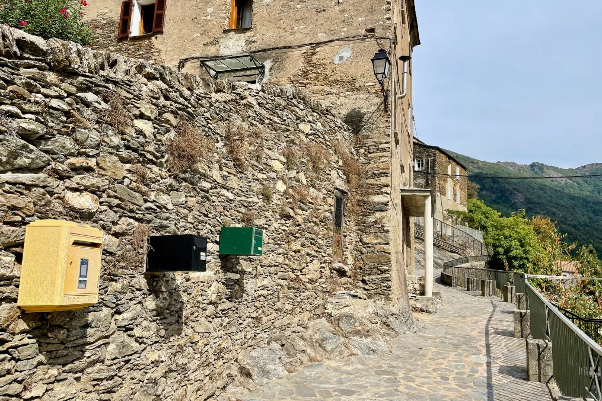 Perché sur les hauteurs de la Corse, ce village est un véritable joyau et offre des paysages naturels à couper le souffle
