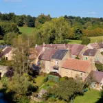 pour-une-mise-au-vert-ce-village-entoure-de-nature-est-le-lieu-ideal-decouvrez-la-beaute-de-ce-petit-village-en-normandie