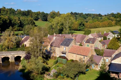 pour-une-mise-au-vert-ce-village-entoure-de-nature-est-le-lieu-ideal-decouvrez-la-beaute-de-ce-petit-village-en-normandie