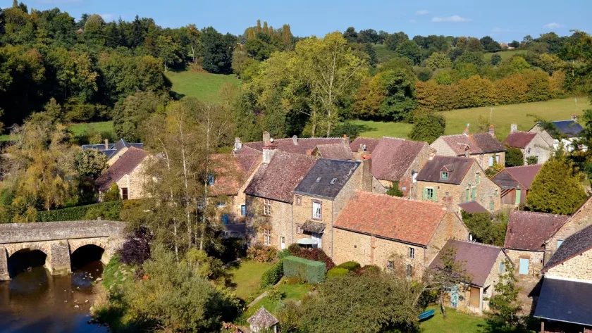 pour-une-mise-au-vert-ce-village-entoure-de-nature-est-le-lieu-ideal-decouvrez-la-beaute-de-ce-petit-village-en-normandie