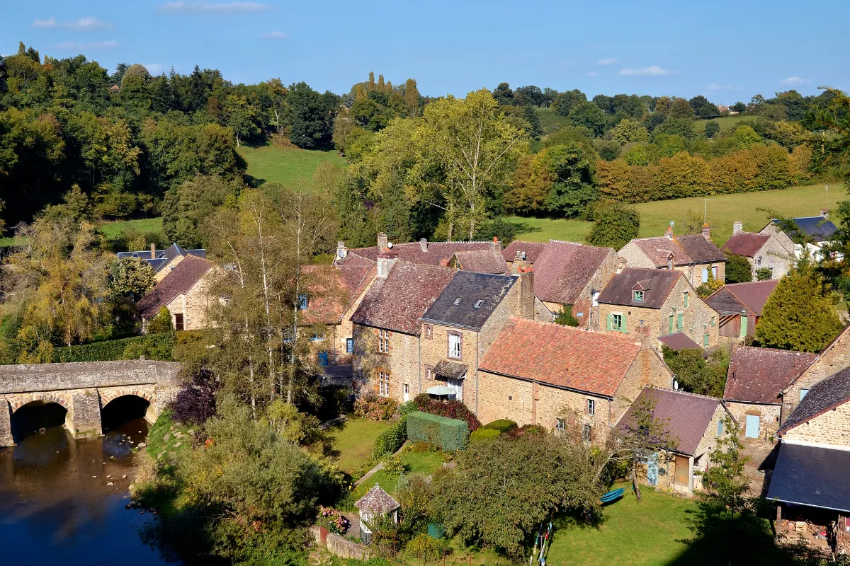 Pour une mise au vert, ce village entouré de nature est le lieu idéal : découvrez la beauté de ce petit village en Normandie