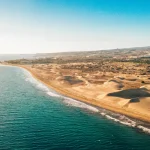 sous-ses-airs-de-desert-cette-plage-en-europe-est-unique-en-son-genre-voici-ou-decouvrir-ce-lieu-incroyable