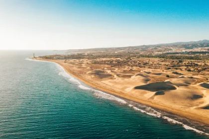 sous-ses-airs-de-desert-cette-plage-en-europe-est-unique-en-son-genre-voici-ou-decouvrir-ce-lieu-incroyable