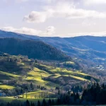 sur-les-hauteurs-du-cantal-ce-village-est-celui-ou-lair-est-le-plus-pur-en-france-decouvrez-ce-lieu-incroyable-pour-vous-ressourcer