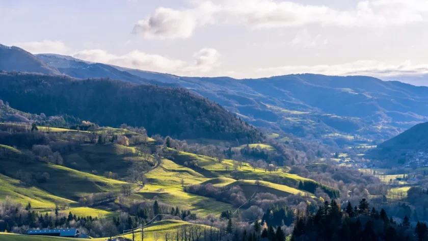 sur-les-hauteurs-du-cantal-ce-village-est-celui-ou-lair-est-le-plus-pur-en-france-decouvrez-ce-lieu-incroyable-pour-vous-ressourcer