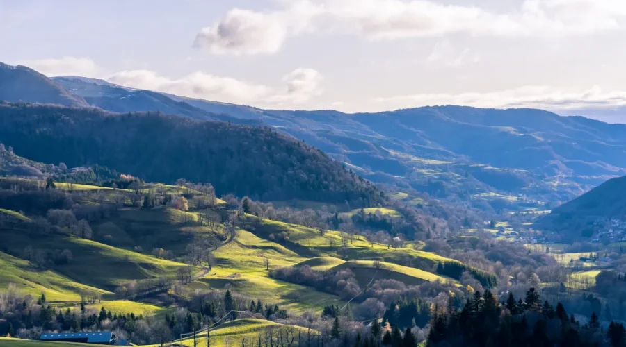 sur-les-hauteurs-du-cantal-ce-village-est-celui-ou-lair-est-le-plus-pur-en-france-decouvrez-ce-lieu-incroyable-pour-vous-ressourcer