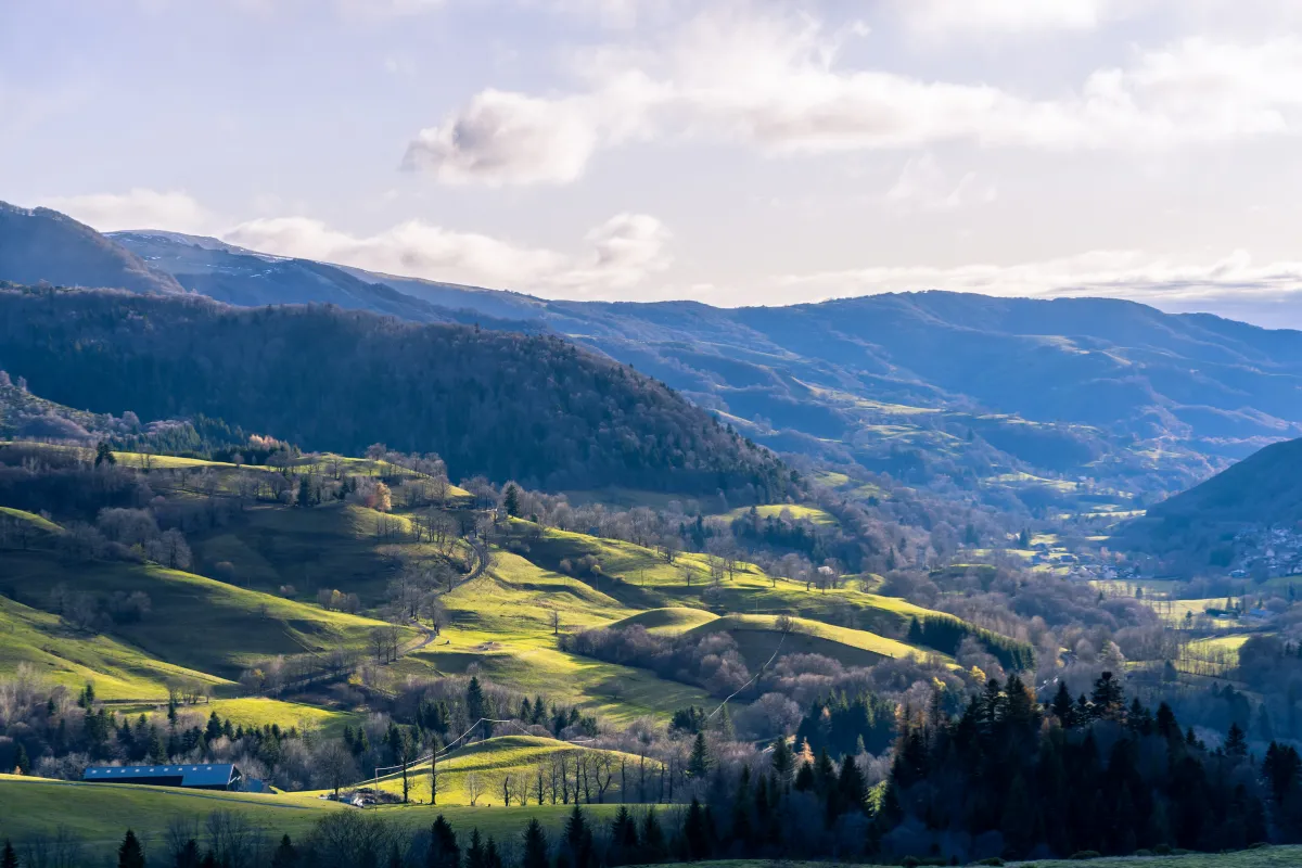 Sur les hauteurs du Cantal, ce village est celui où l&rsquo;air est le plus pur en France : découvrez ce lieu incroyable pour vous ressourcer