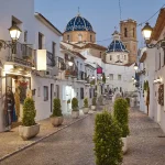 surnomme-le-petit-santorin-ce-village-espagnol-encore-meconnu-fait-partie-des-plus-beaux-deurope-decouvrez-cette-destination-incroyable