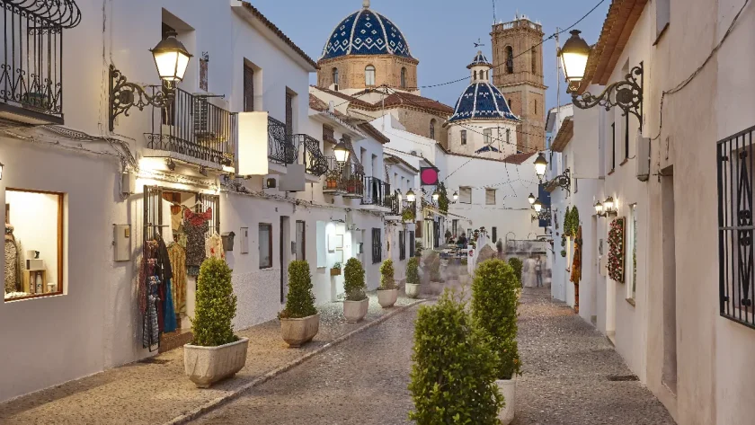 surnomme-le-petit-santorin-ce-village-espagnol-encore-meconnu-fait-partie-des-plus-beaux-deurope-decouvrez-cette-destination-incroyable