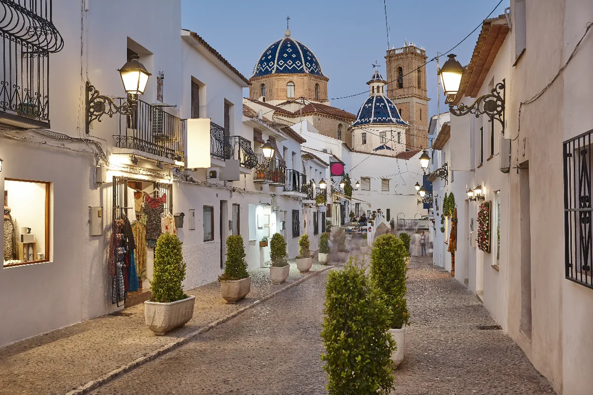 Surnommé le « petit Santorin », ce village espagnol encore méconnu fait partie des plus beaux d&rsquo;Europe : découvrez cette destination incroyable