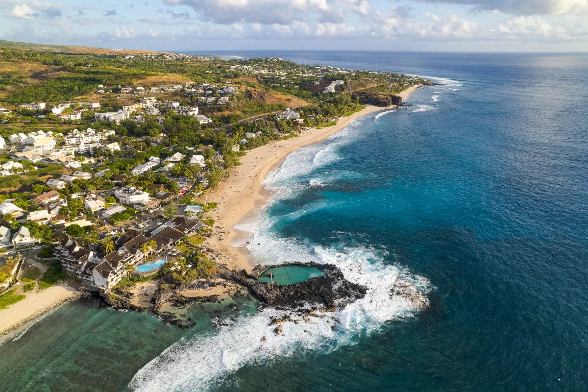 Surnommée « l&rsquo;île intense », cette île française fait partie des destinations préférées des Français pour partir l&rsquo;hiver : voici laquelle
