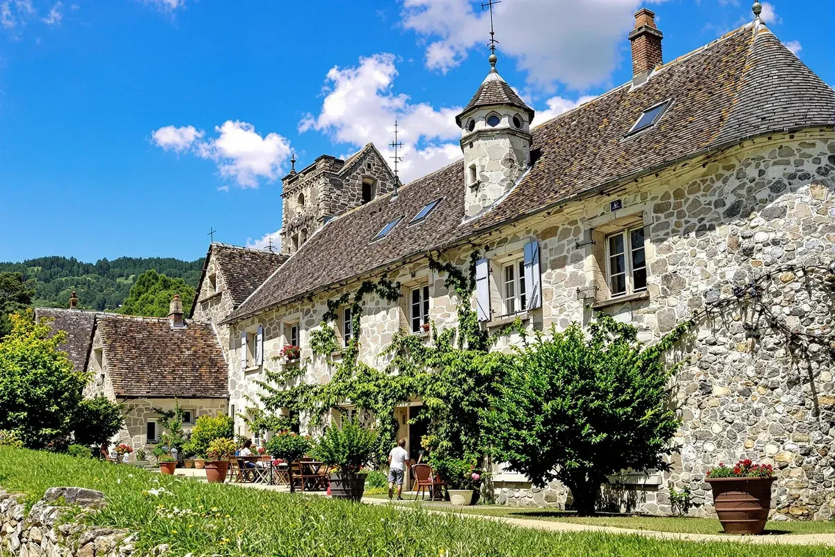 Un joyau médiéval méconnu du Sud-Ouest : découvrez ce village où le temps est resté suspendu