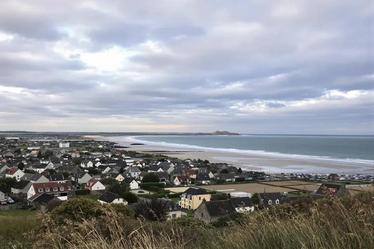 Un trésor normand : découvrez la magie de ce village aux vues rivalisant avec celles du Mont-Saint-Michel