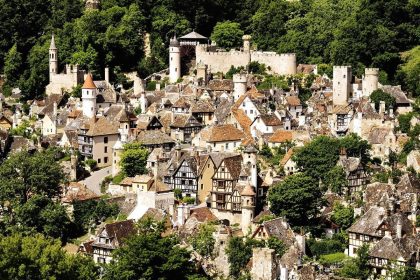 À proximité de Lyon, cette cité médiévale, classée parmi les Plus Beaux Villages de France, mérite le détour : Pérouges