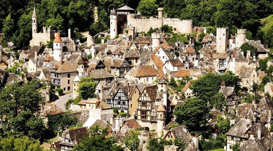 À proximité de Lyon, cette cité médiévale, classée parmi les Plus Beaux Villages de France, mérite le détour : Pérouges