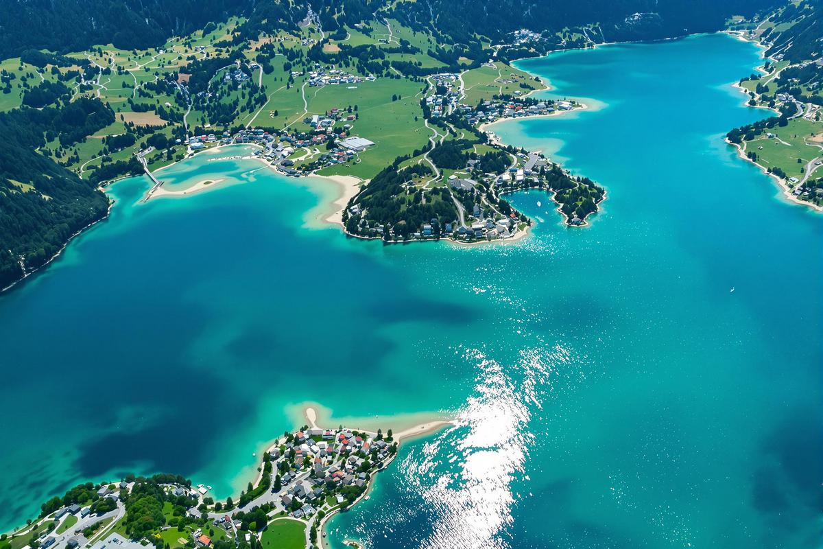 Ce lac géant dans les Alpes du sud cache un village oublié sous ses eaux : découvrez ce lieu incroyable