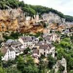 Ce joyau médiéval du Lot, entouré de falaises, est un des plus beaux villages de France : Saint-Cirq-Lapopie