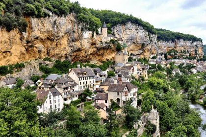 Ce joyau médiéval du Lot, entouré de falaises, est un des plus beaux villages de France : Saint-Cirq-Lapopie
