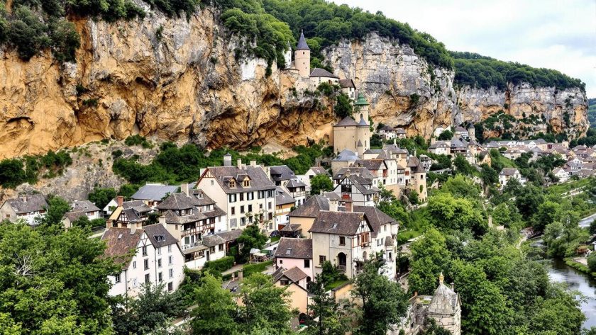 Ce joyau médiéval du Lot, entouré de falaises, est un des plus beaux villages de France : Saint-Cirq-Lapopie