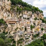 Ce village à flanc de falaise, comptant à peine 645 habitants, recèle une richesse spirituelle et culturelle qui transcende sa taille modeste : Rocamadour