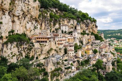 Ce village à flanc de falaise, comptant à peine 645 habitants, recèle une richesse spirituelle et culturelle qui transcende sa taille modeste : Rocamadour