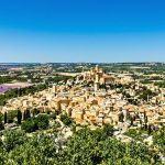 Ce village du Vaucluse, perché au sommet d’une colline, offre des vues à couper le souffle : Gordes