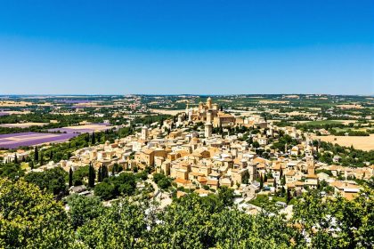 Ce village du Vaucluse, perché au sommet d’une colline, offre des vues à couper le souffle : Gordes