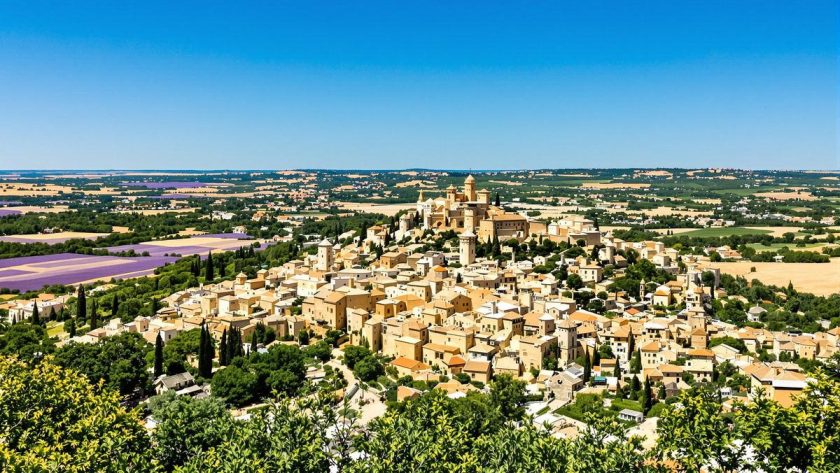 Ce village du Vaucluse, perché au sommet d’une colline, offre des vues à couper le souffle : Gordes