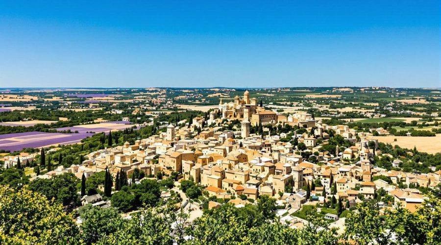 Ce village du Vaucluse, perché au sommet d’une colline, offre des vues à couper le souffle : Gordes