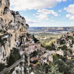 Ce village perdu dans la roche vous dépaysera en un coup d’œil : Moustiers-Sainte-Marie
