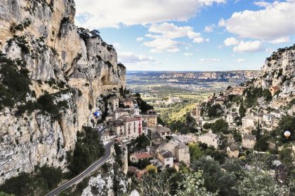 Ce village perdu dans la roche vous dépaysera en un coup d’œil : Moustiers-Sainte-Marie