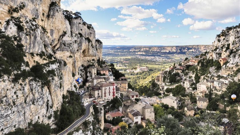 Ce village perdu dans la roche vous dépaysera en un coup d’œil : Moustiers-Sainte-Marie