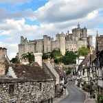 Cette charmante cité médiévale, située en plein cœur de la Normandie, est à voir au moins une fois dans sa vie : Domfront