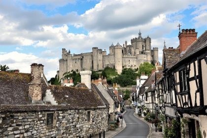 Cette charmante cité médiévale, située en plein cœur de la Normandie, est à voir au moins une fois dans sa vie : Domfront
