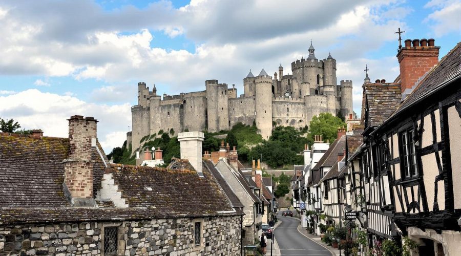 Cette charmante cité médiévale, située en plein cœur de la Normandie, est à voir au moins une fois dans sa vie : Domfront