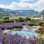 Cette cité millénaire, entourée de montagnes majestueuses et de sources bienfaisantes, conjugue avec grâce histoire, bien-être et nature : Digne-les-Bains