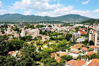 Cette destination estivale abordable et peu connue cartonne déjà - une hausse de 144% de recherches constatée : Tirana