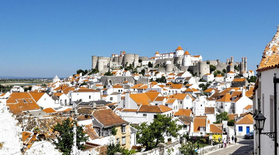 Cette incroyable cité médiévale portugaise surnommée 'La ville des Reines' vous charmera avec ses ruelles pavées et ses maisons blanches : Óbidos