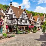 Chargé de fleurs et d'histoire, ce magnifique village médiéval est l'un des plus beaux de France : Gerberoy