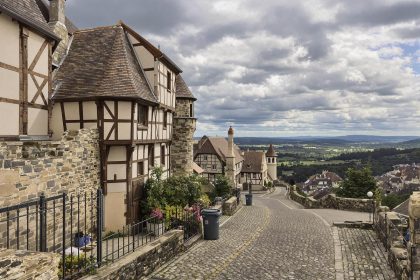 Classé parmi les plus beaux villages de France, ce joyau du Tarn offre un voyage hors du temps avec ses maisons à colombages et sa vue imprenable ! : Cordes-sur-Ciel