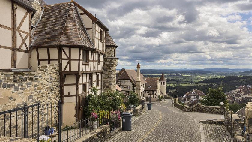Classé parmi les plus beaux villages de France, ce joyau du Tarn offre un voyage hors du temps avec ses maisons à colombages et sa vue imprenable ! : Cordes-sur-Ciel
